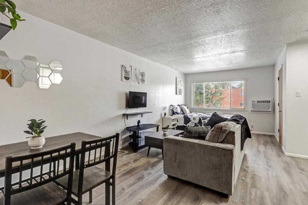 1409 Girard Blvd Ne - Photo 4 of 19