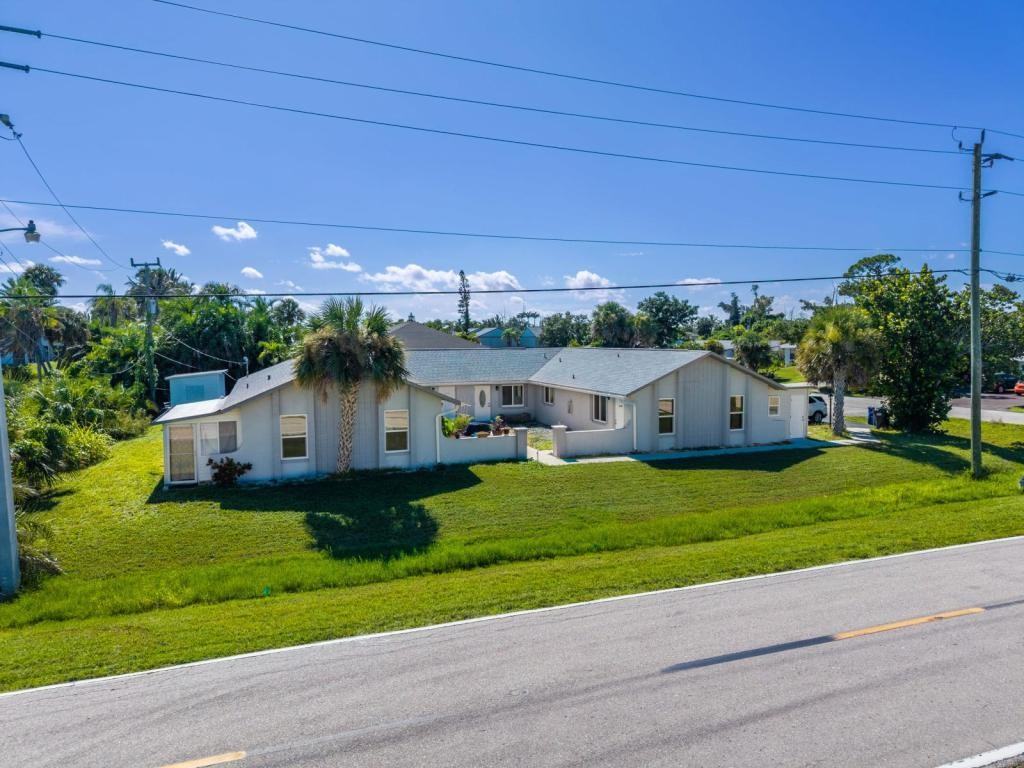16595 Davis Rd - Photo 2 of 31