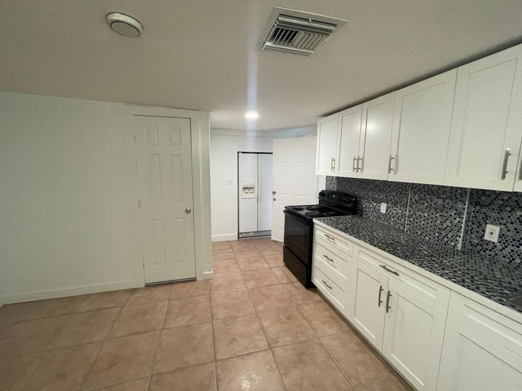 634 E 30th St #3 - Photo 2 of 10