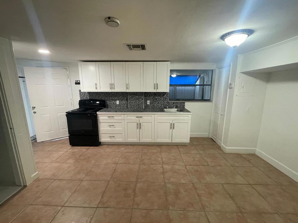 634 E 30th St #3 - Photo 3 of 10