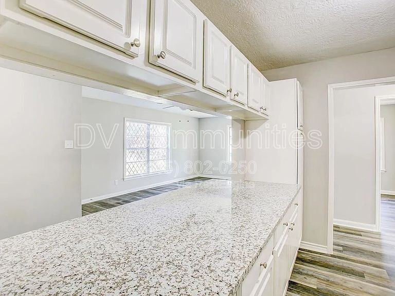 1118 Madison Ave - Photo 4 of 21