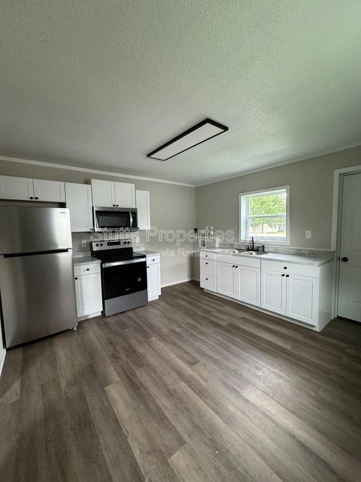 522 S Connor St - Photo 3 of 5