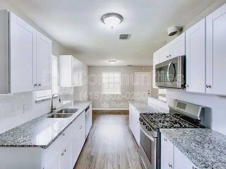10946 Gulf Valley St - Photo 7 of 18