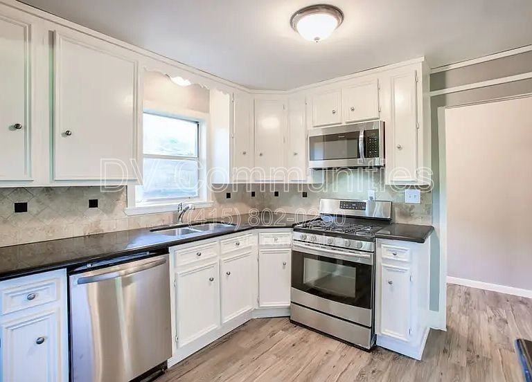 810 Charles Rd - Photo 4 of 20