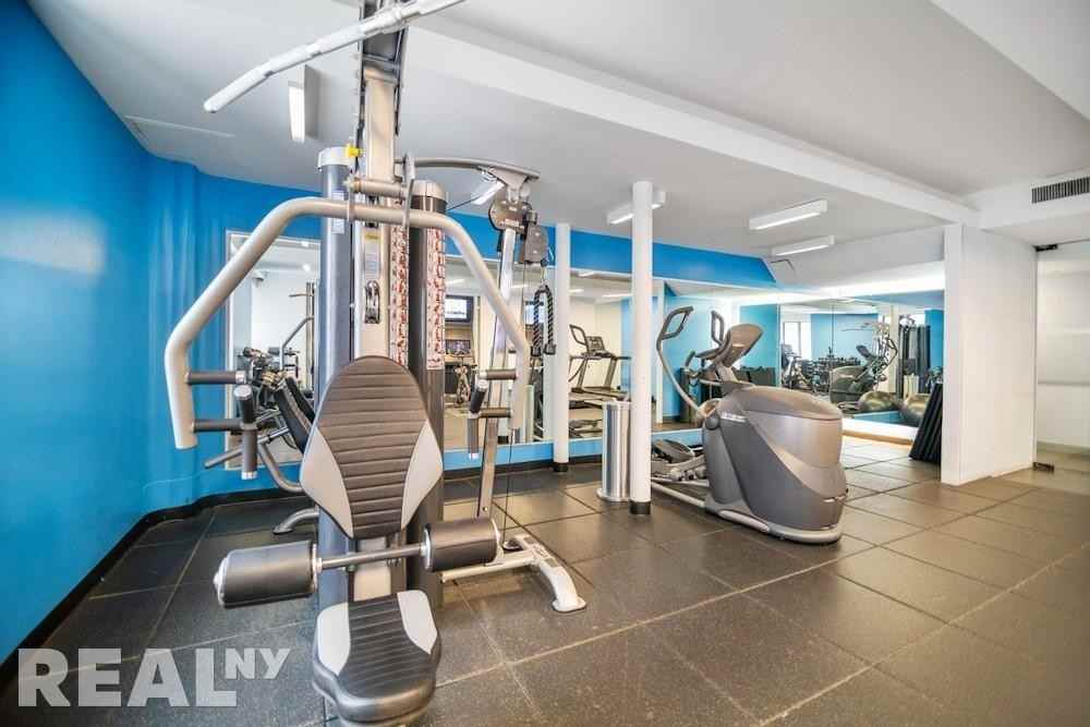 W 53rd St #528 - Photo 4 of 5