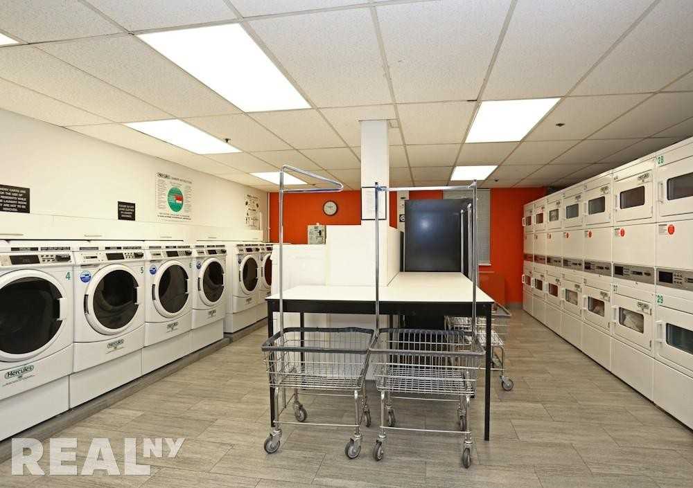 W 53rd St #528 - Photo 5 of 5