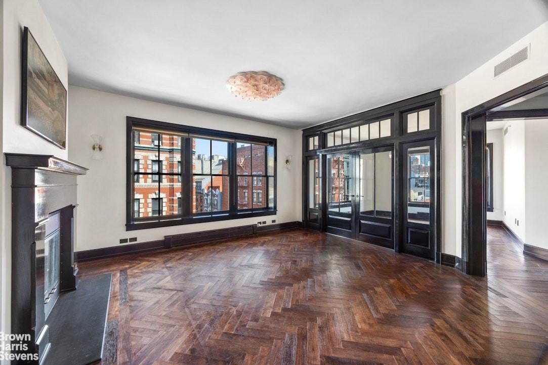 211 Elizabeth St #5N - Photo 2 of 12