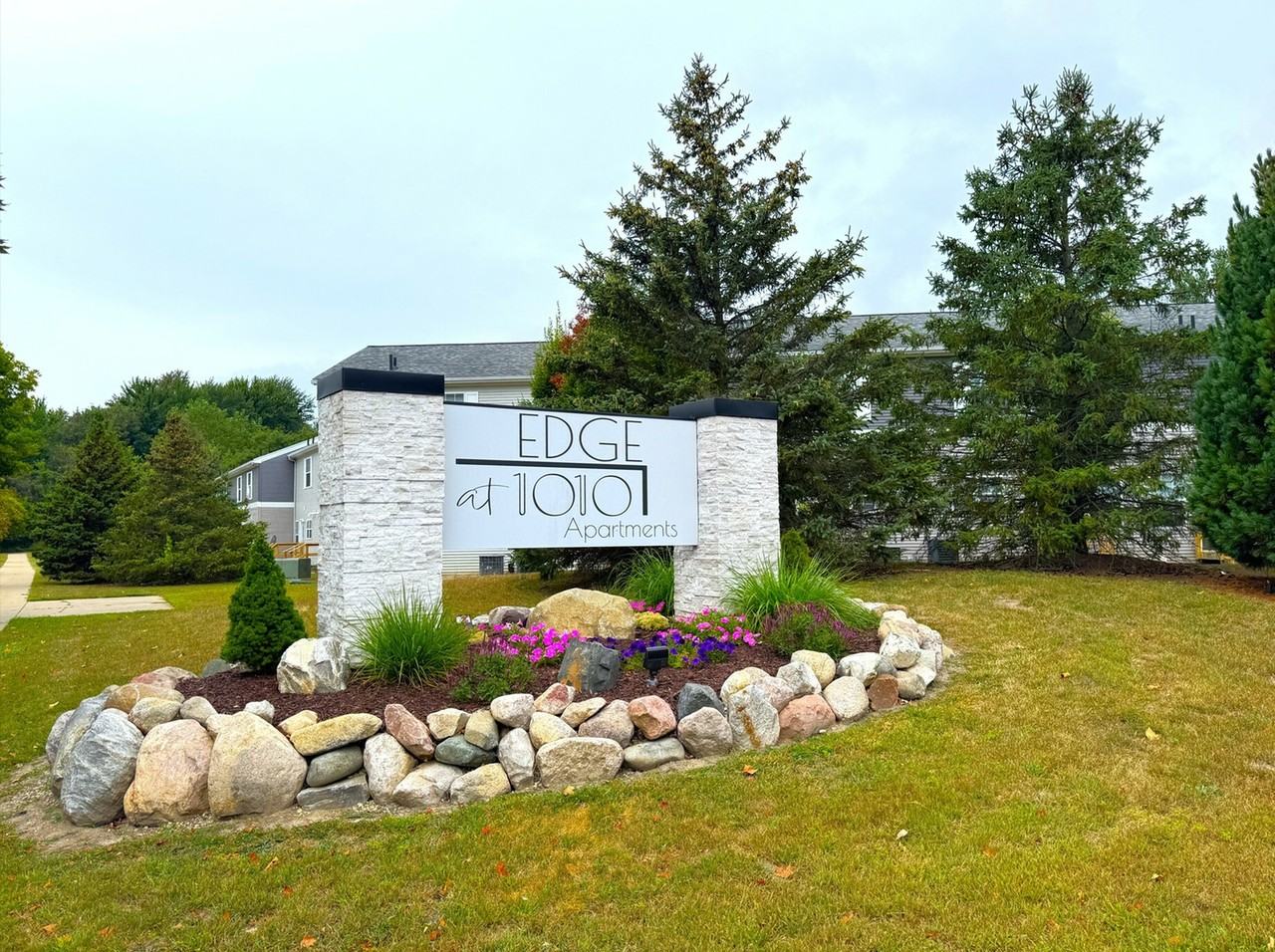 Edge at 1010 Apartments - Photo 2 of 18