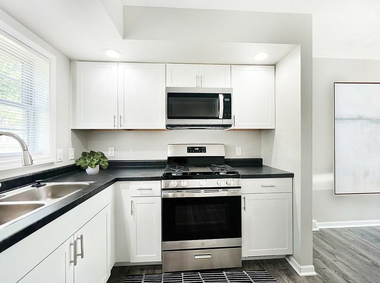 Edge at 1010 Apartments - Photo 6 of 18