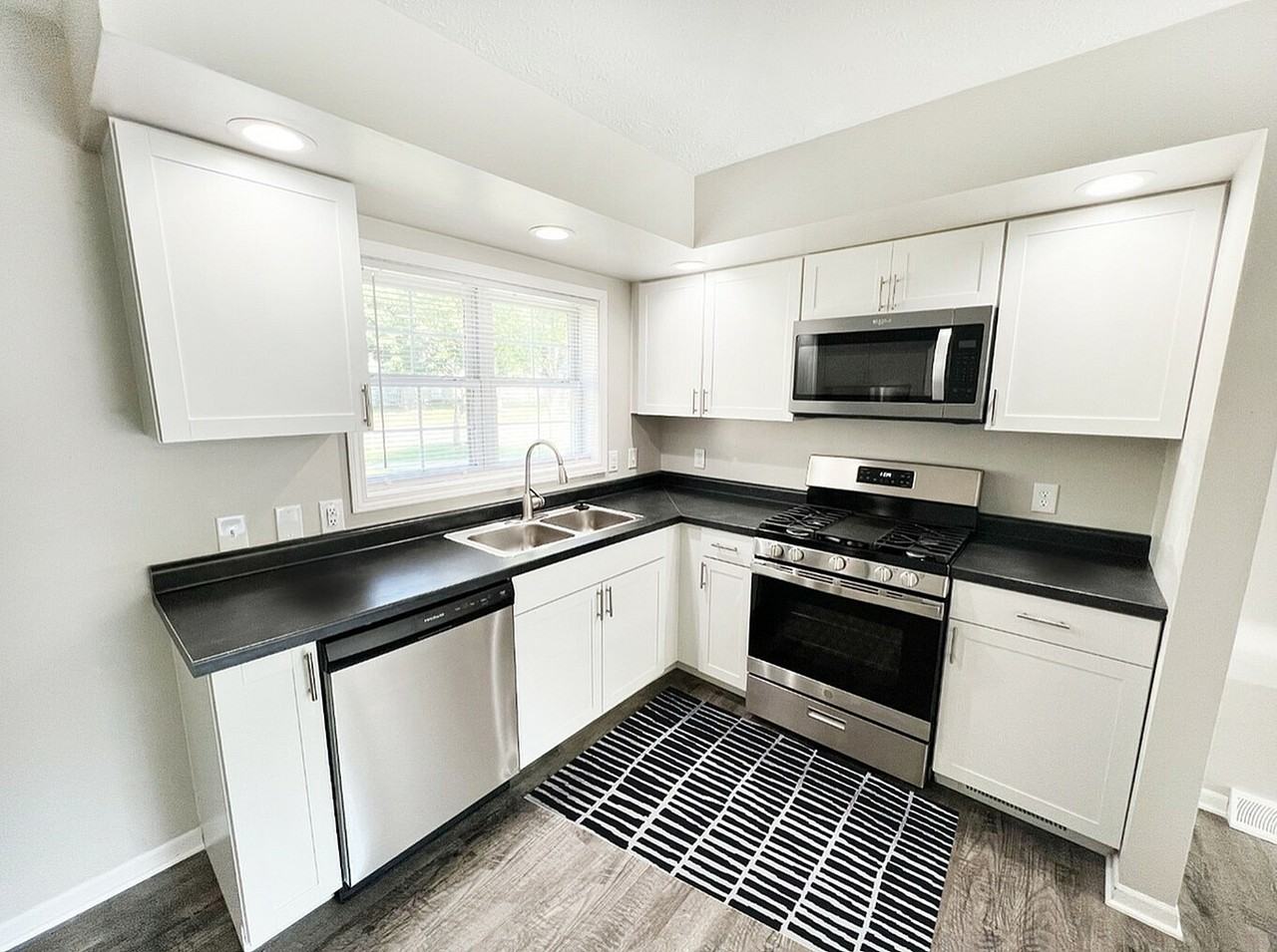 Edge at 1010 Apartments - Photo 7 of 18