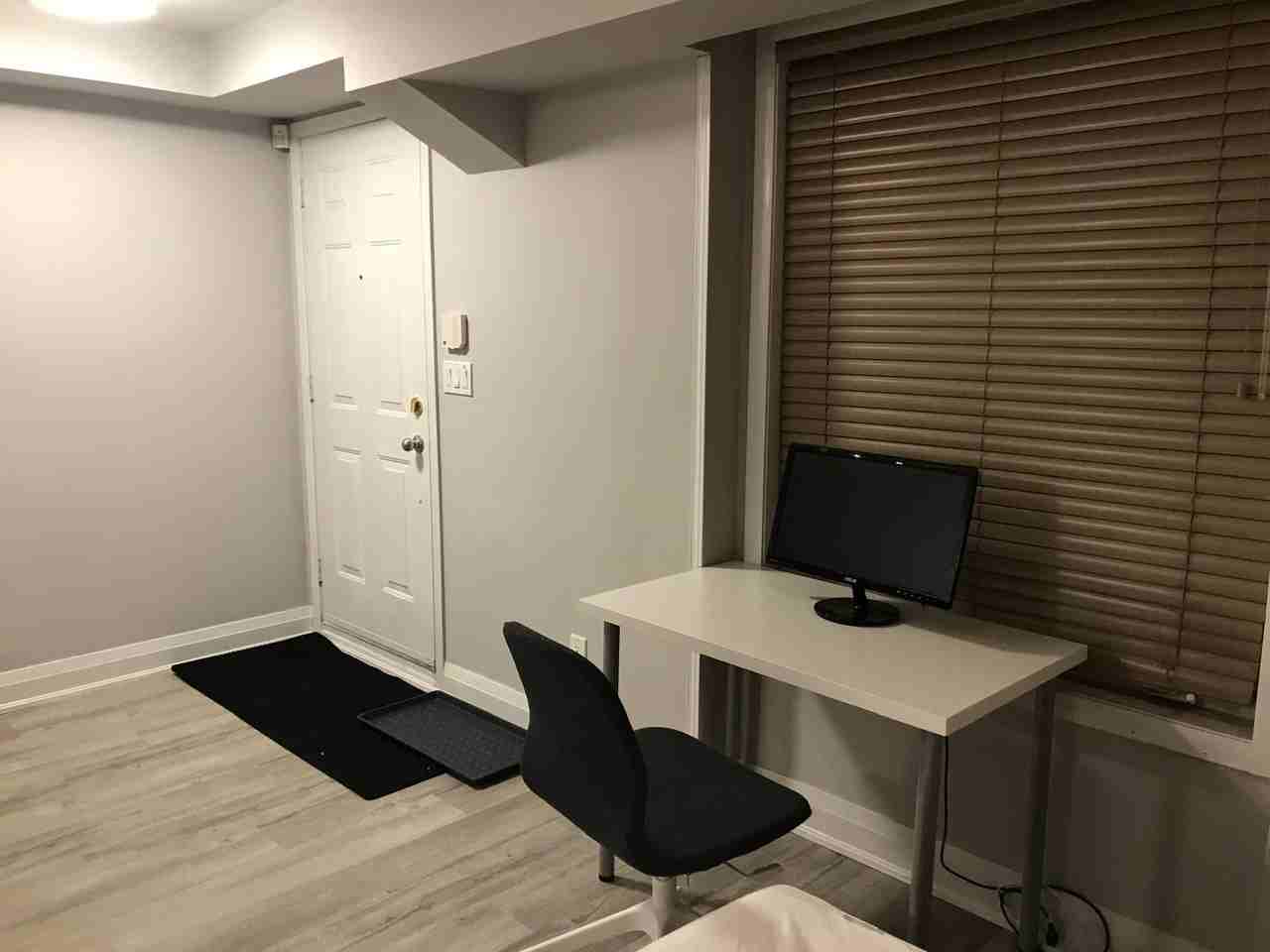 415 Jarvis St - Photo 5 of 10