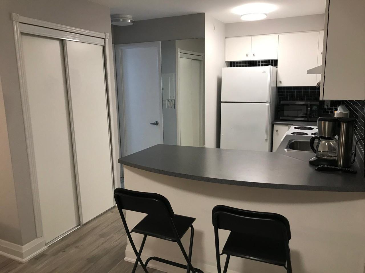 415 Jarvis St - Photo 7 of 10