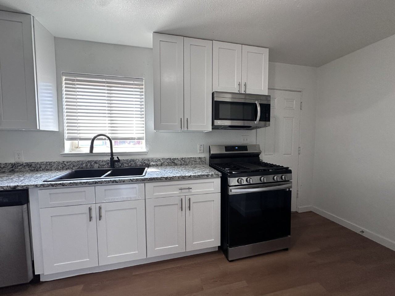 1526 Ulster St - Photo 2 of 8