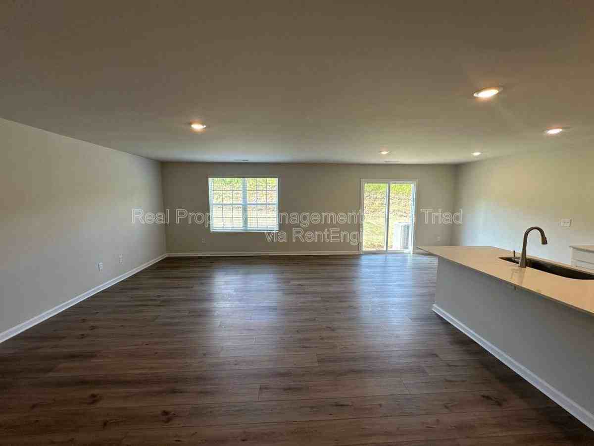 322 Kingstree Rd - Photo 2 of 10
