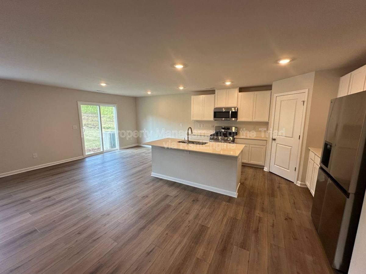 322 Kingstree Rd - Photo 3 of 10