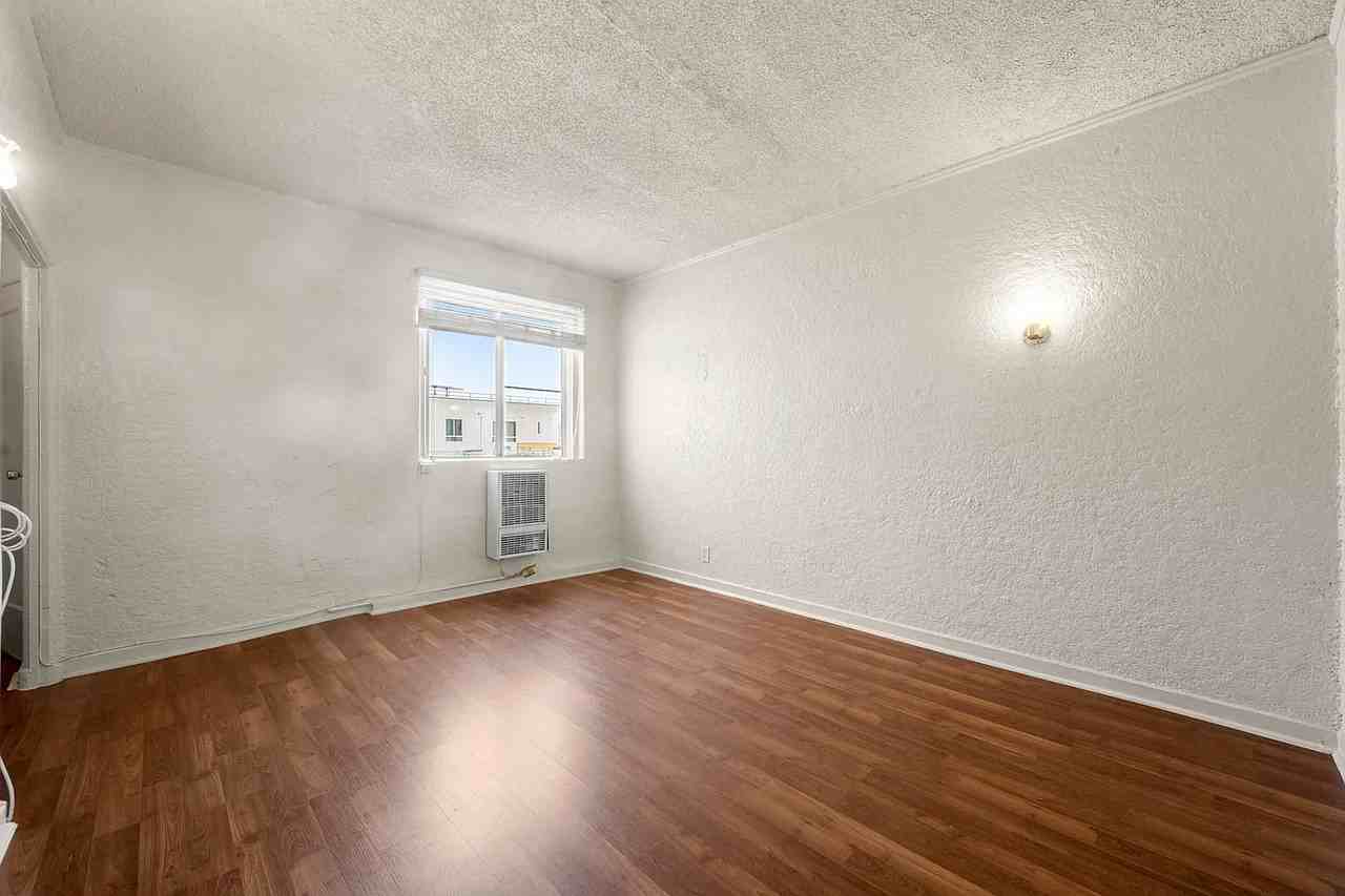 2975 Leeward Ave - Photo 2 of 11