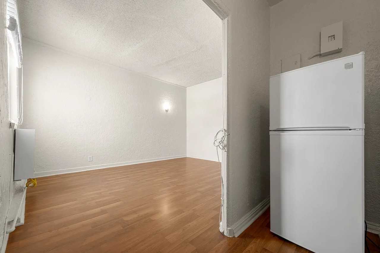 2975 Leeward Ave - Photo 3 of 11