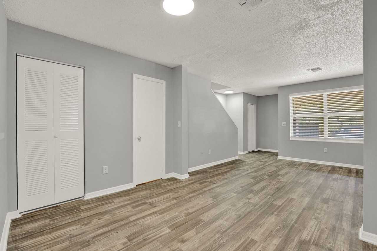 225 Whispering Oaks Court - Photo 4 of 14