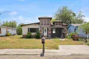 featured image of 1206 E Samano St