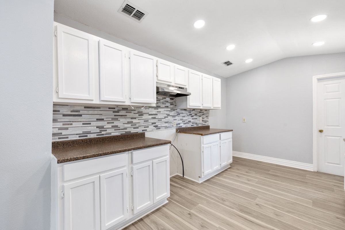 1206 E Samano St - Photo 6 of 23