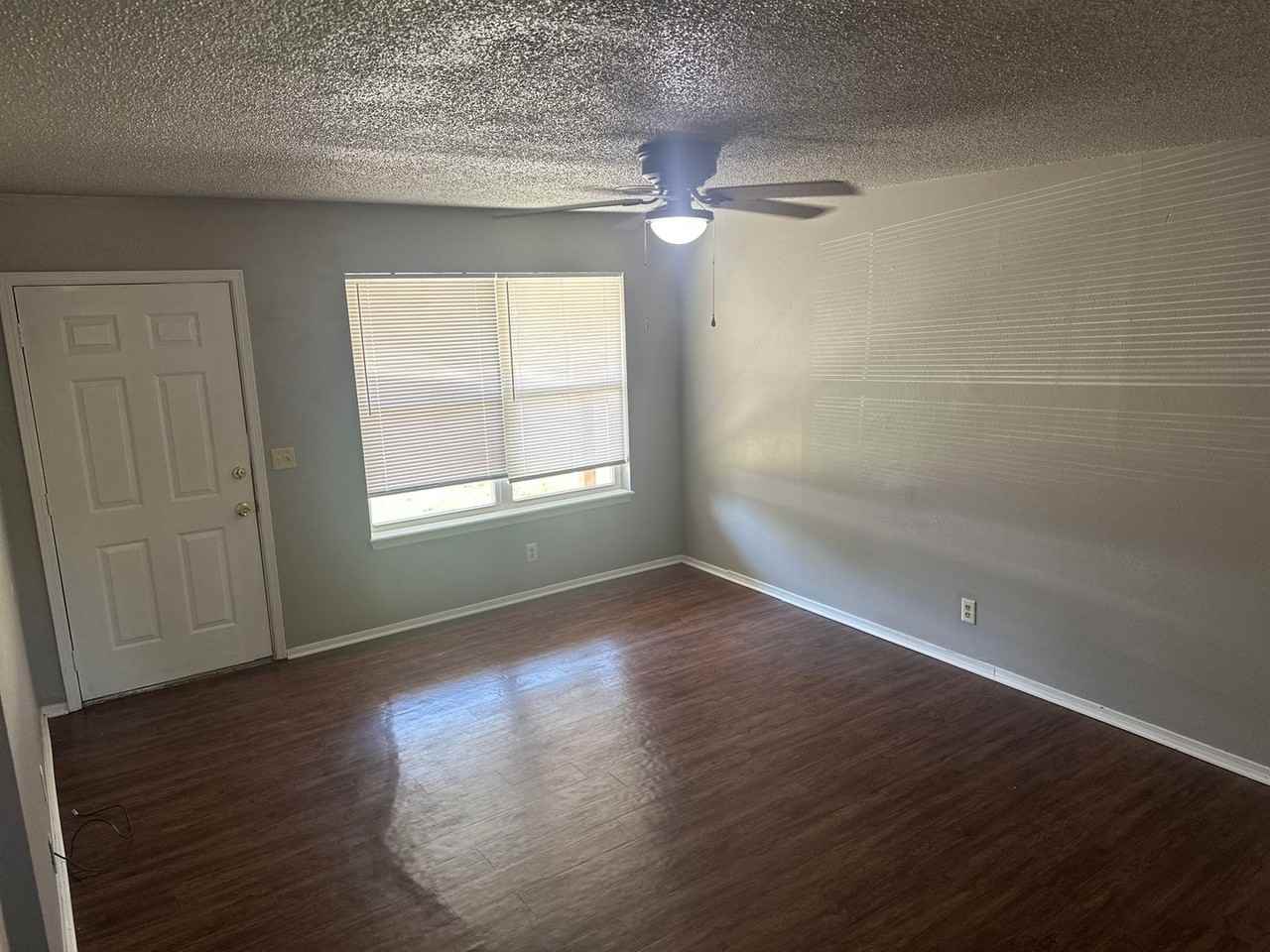 1427 Rolling Oaks Dr - Photo 2 of 14