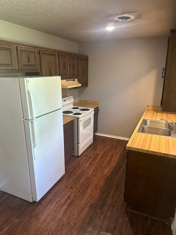 1427 Rolling Oaks Dr - Photo 4 of 14