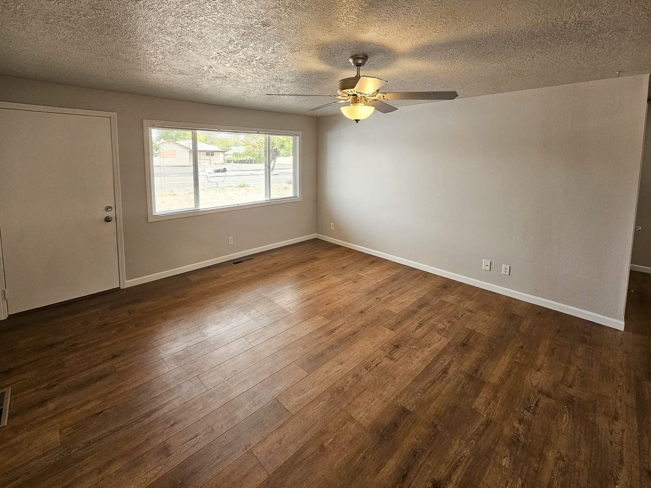 1030 45th Ave Ne - Photo 2 of 18