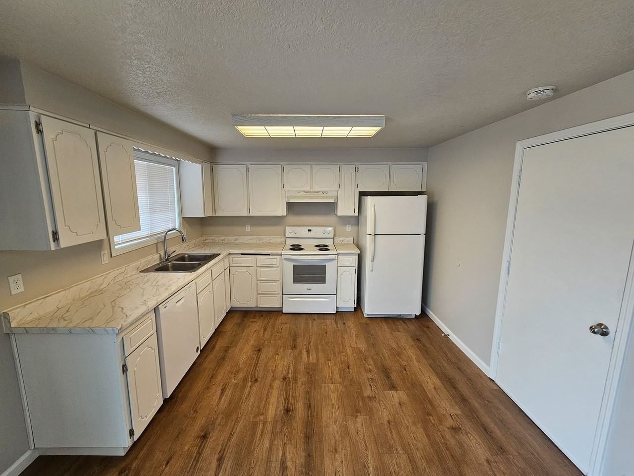 1030 45th Ave Ne - Photo 3 of 18