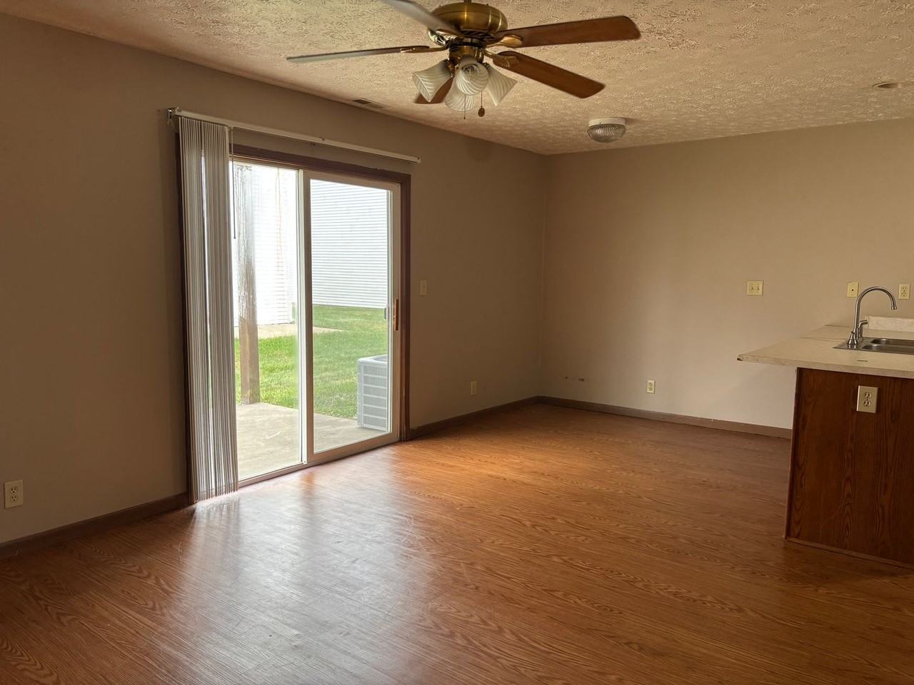 3966 Amelia Ave - Photo 4 of 29