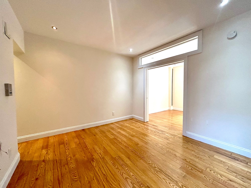 W 11th St #1D - Photo 3 of 4