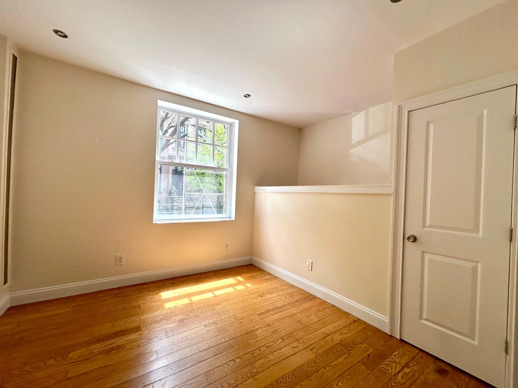 W 11th St #1D - Photo 4 of 4