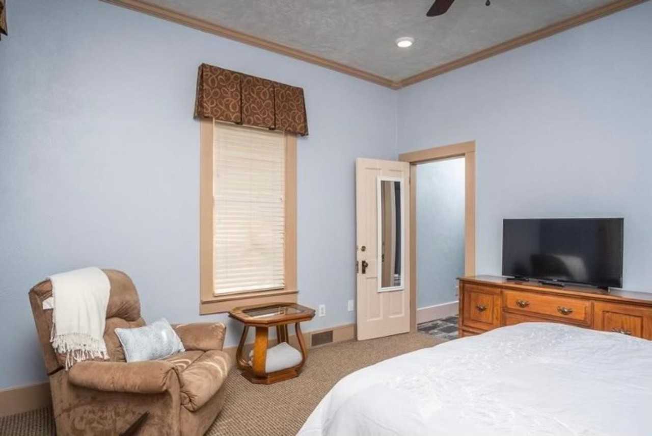 936 E Center St - Photo 4 of 16