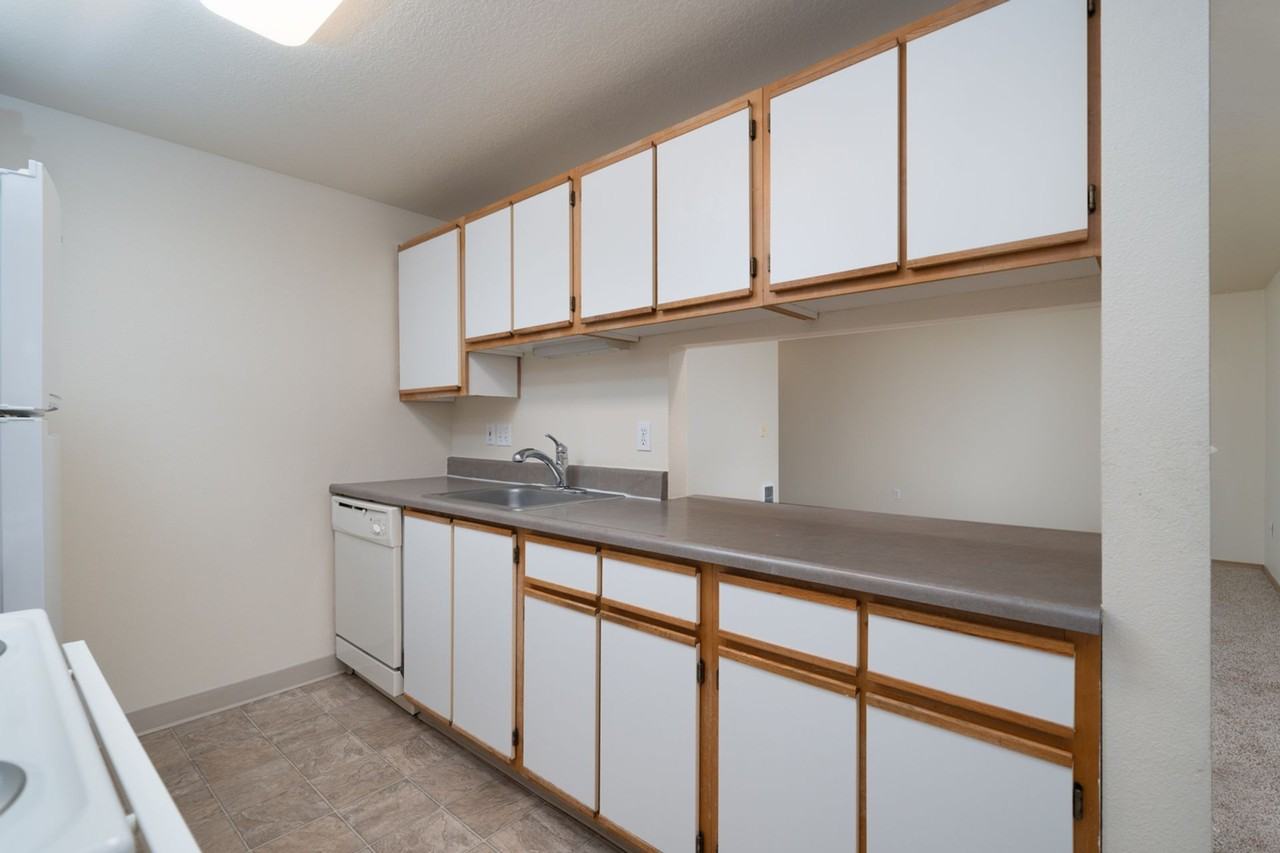 Mountain Crest Apartments - Photo 4 of 34