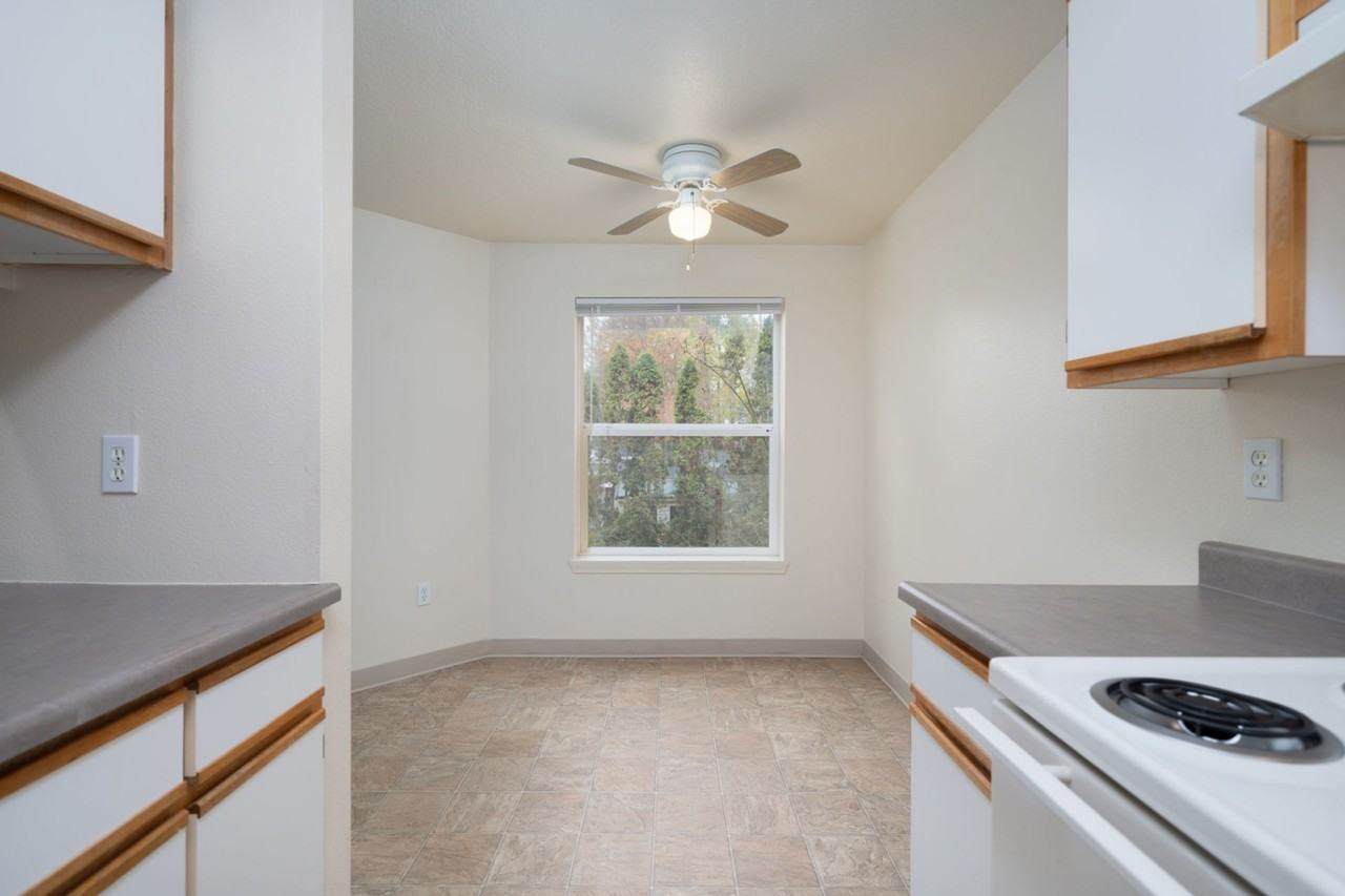 Mountain Crest Apartments - Photo 5 of 34