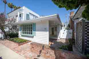 122 122 - 122 1/2 Apolena Ave - Photo 1 of 1