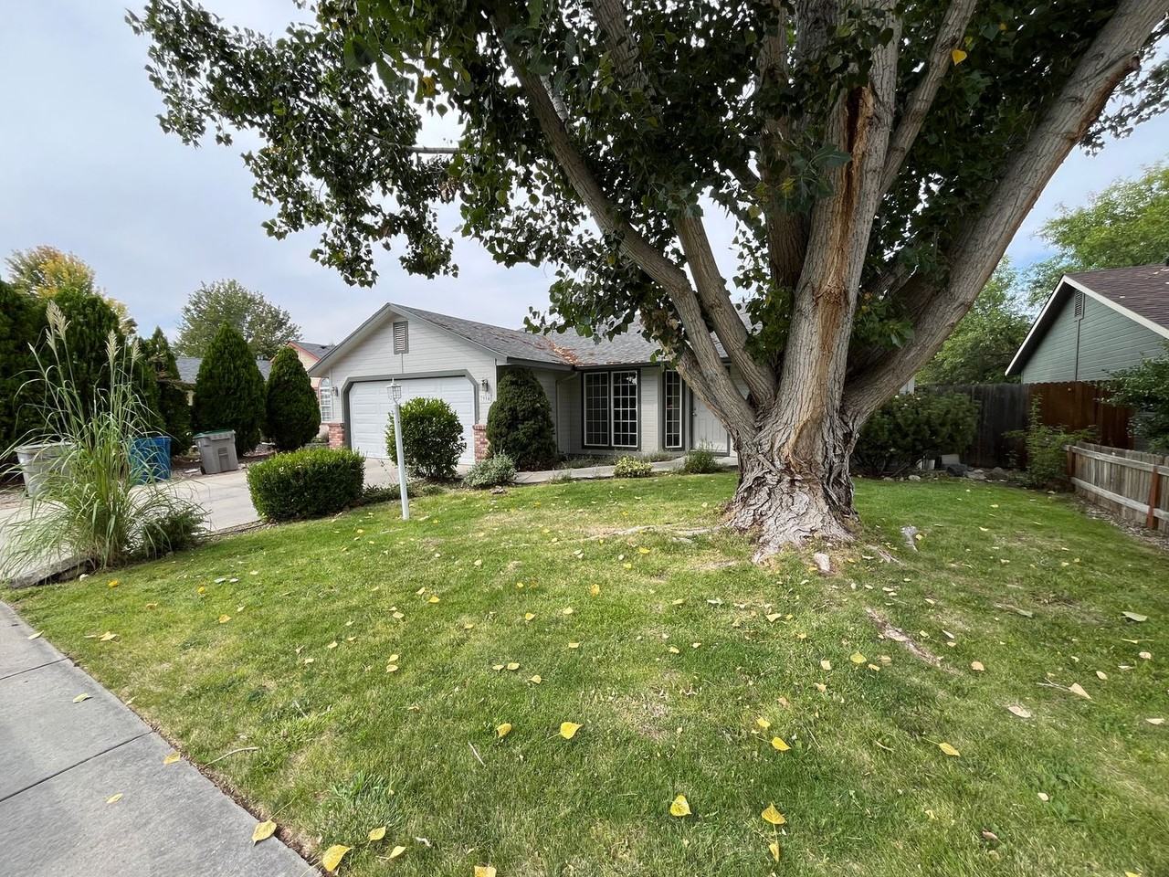 7984 W Gillis St - Photo 2 of 35
