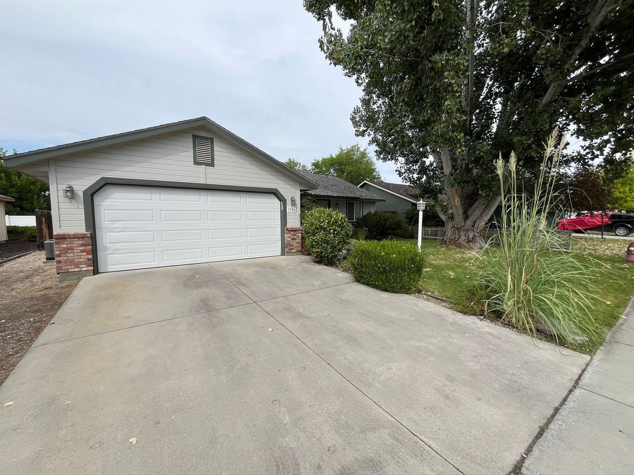 7984 W Gillis St - Photo 3 of 35