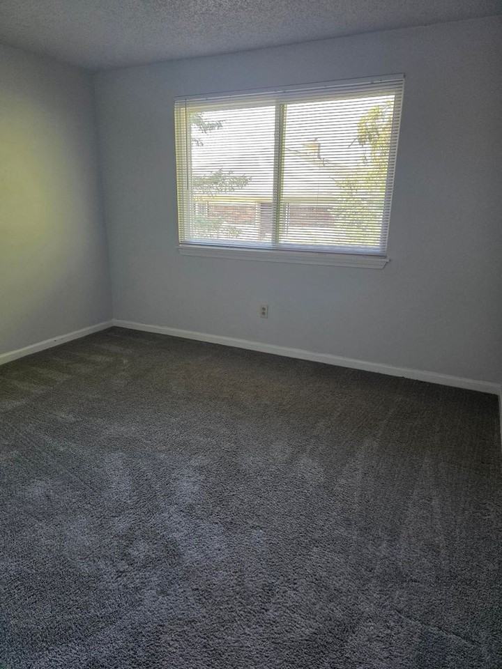 73 Oakridge Dr - Photo 3 of 8