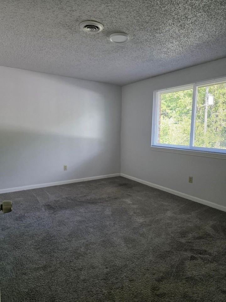 73 Oakridge Dr - Photo 4 of 8