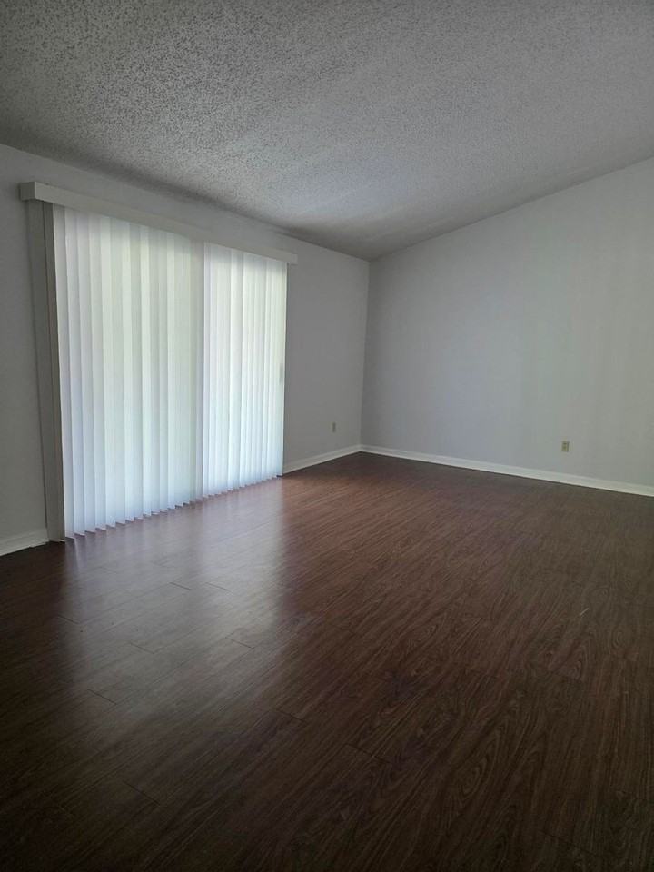 73 Oakridge Dr - Photo 5 of 8