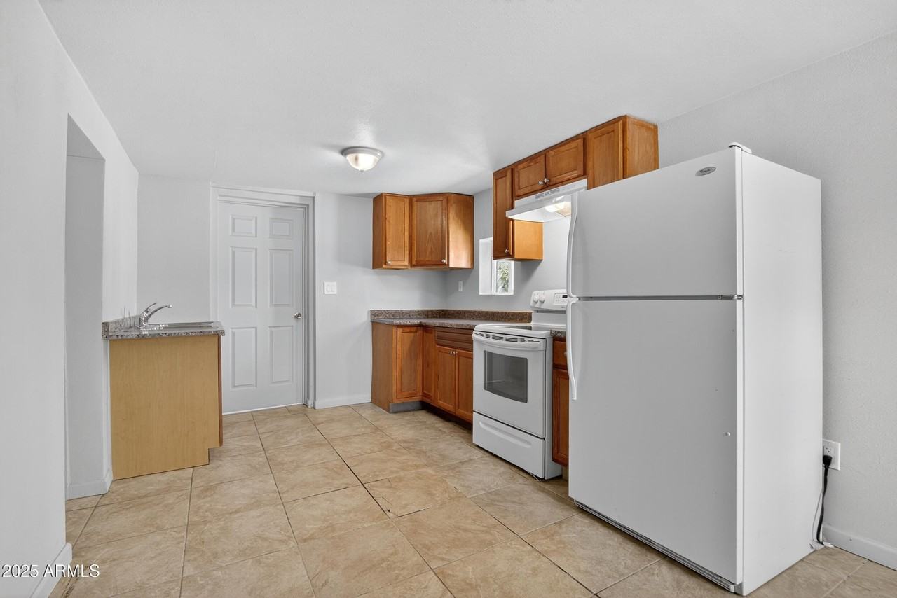 1410 S 24th Ave #B - Photo 3 of 27