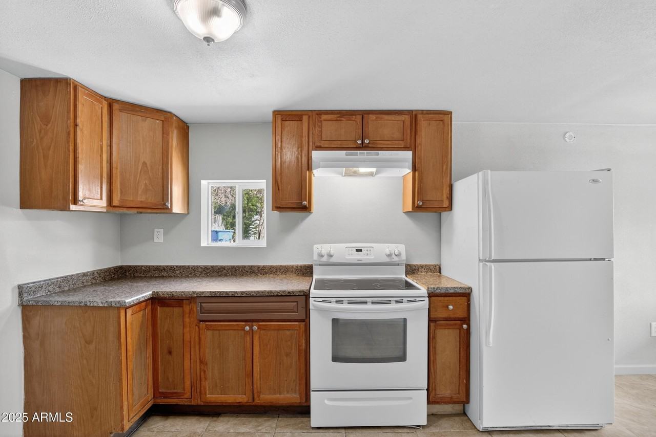 1410 S 24th Ave #B - Photo 4 of 27