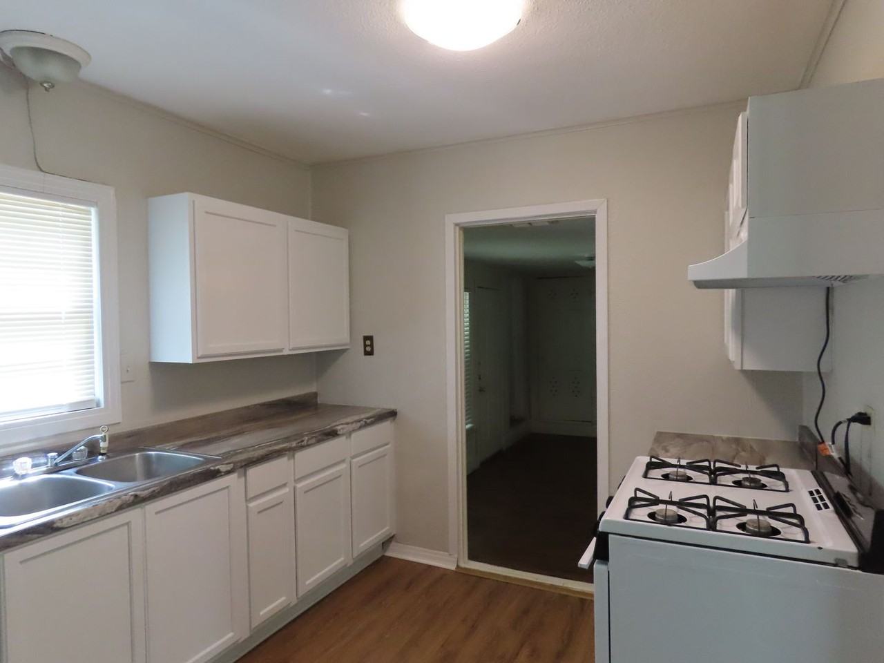 1306 S Glenwood Blvd - Photo 7 of 28