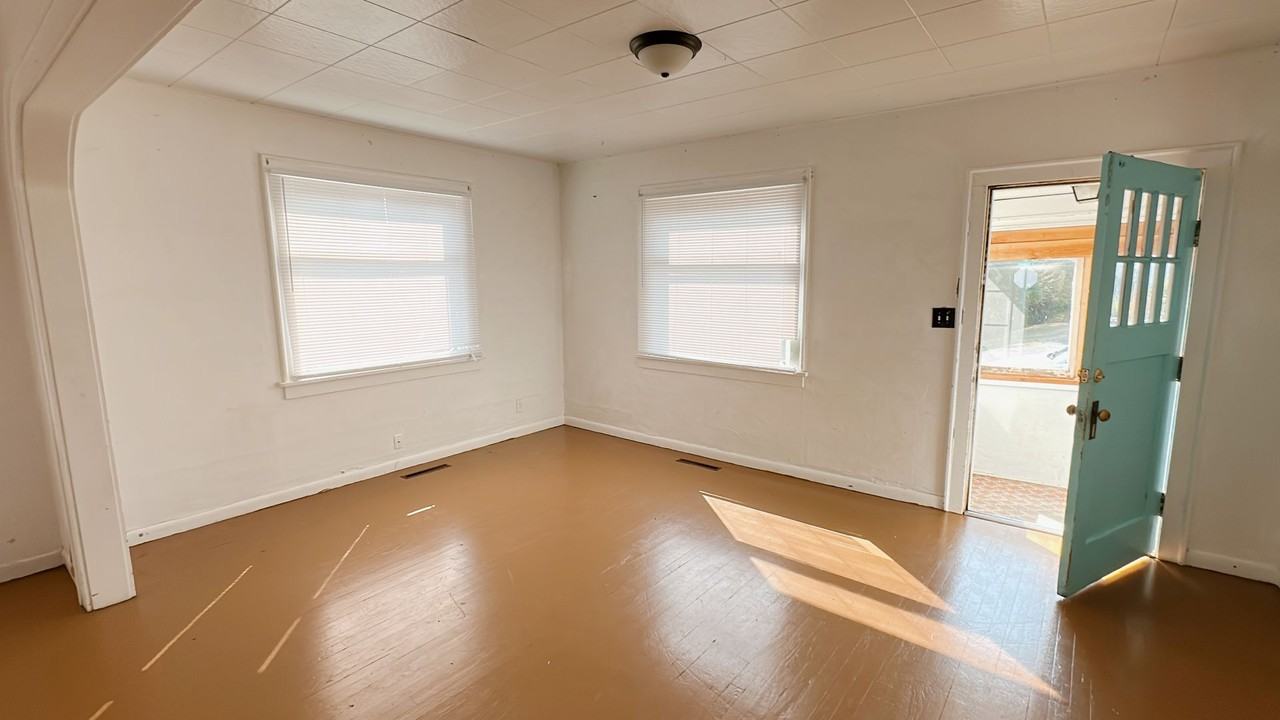 2207 Douglas Ave - Photo 4 of 31