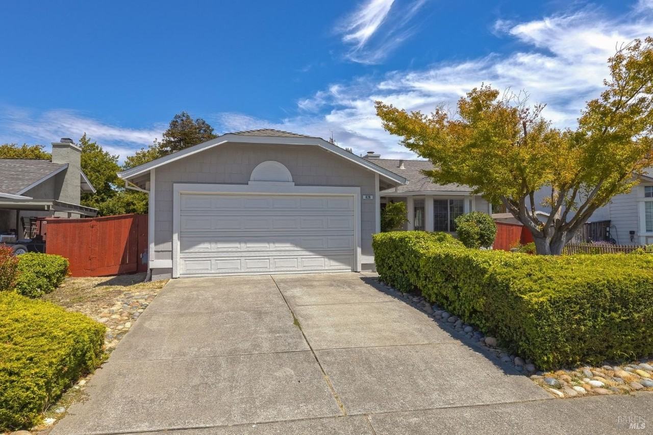 828 Stoneridge Cir - Photo 2 of 37