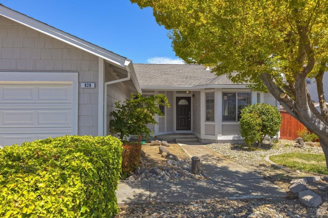 828 Stoneridge Cir - Photo 3 of 37