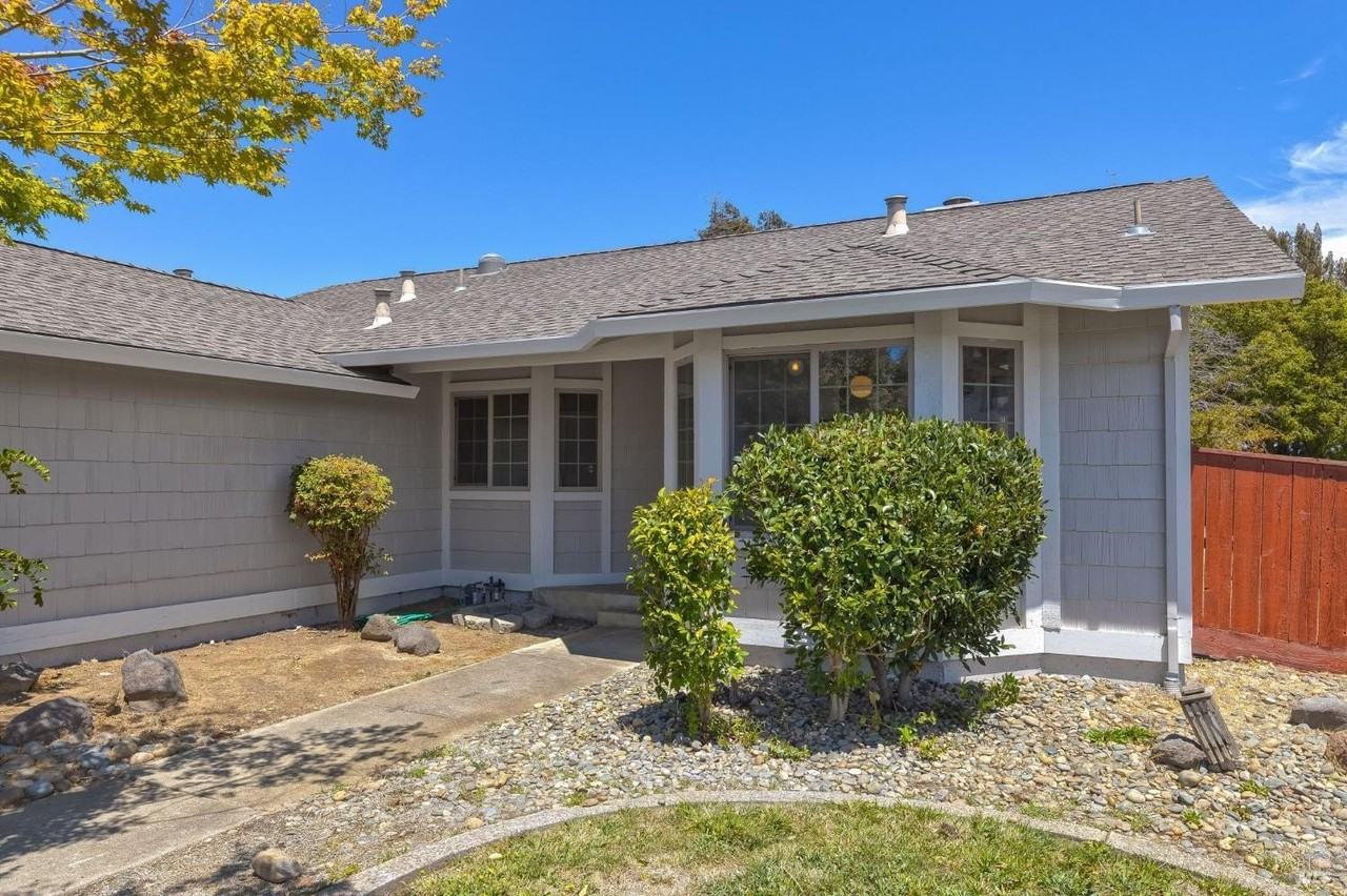 828 Stoneridge Cir - Photo 4 of 37