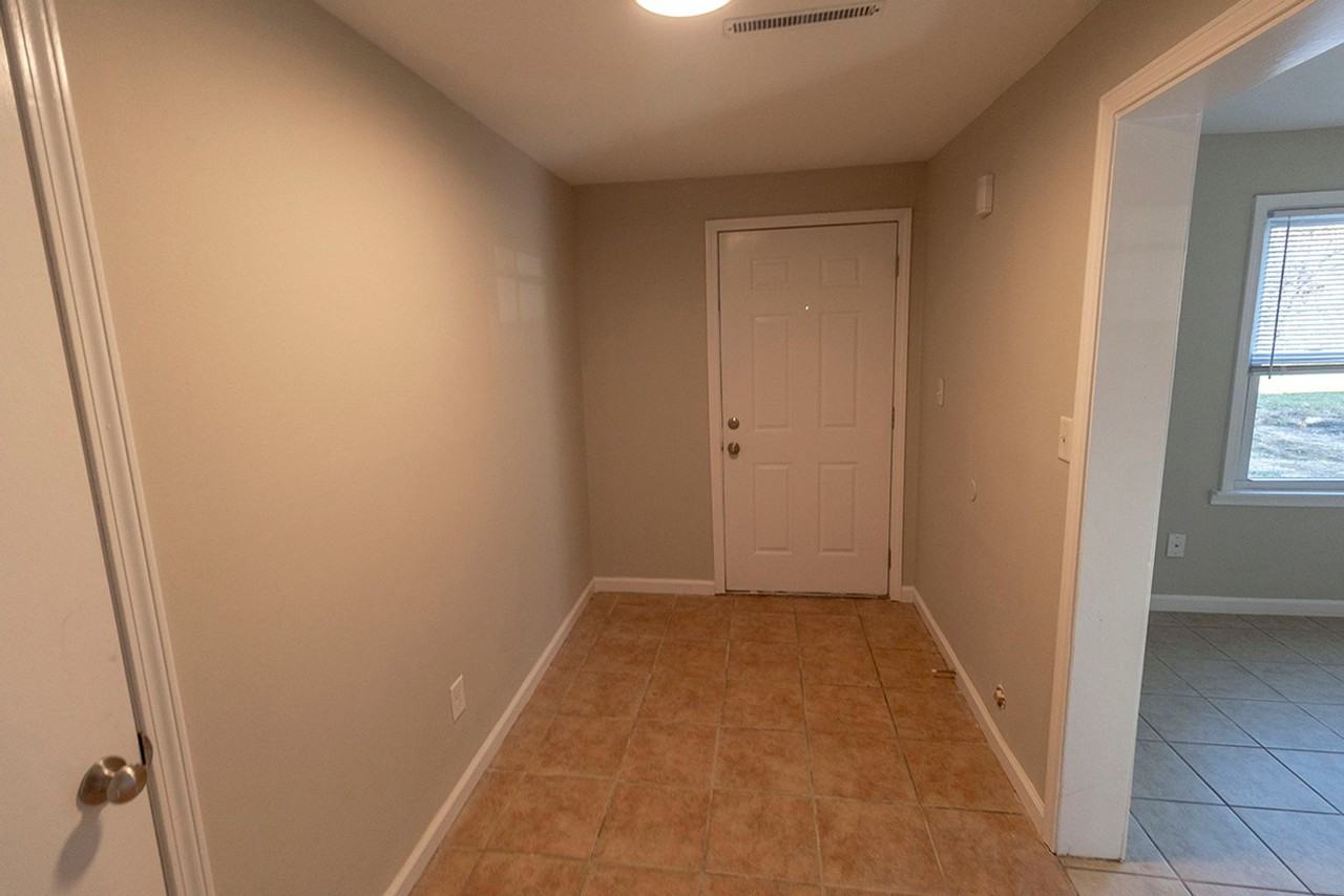706 Demaret Dr - Photo 3 of 30