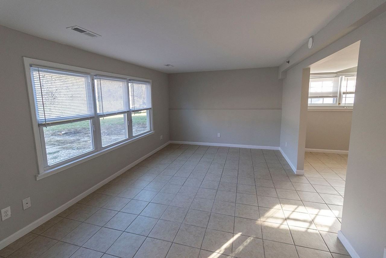706 Demaret Dr - Photo 4 of 30