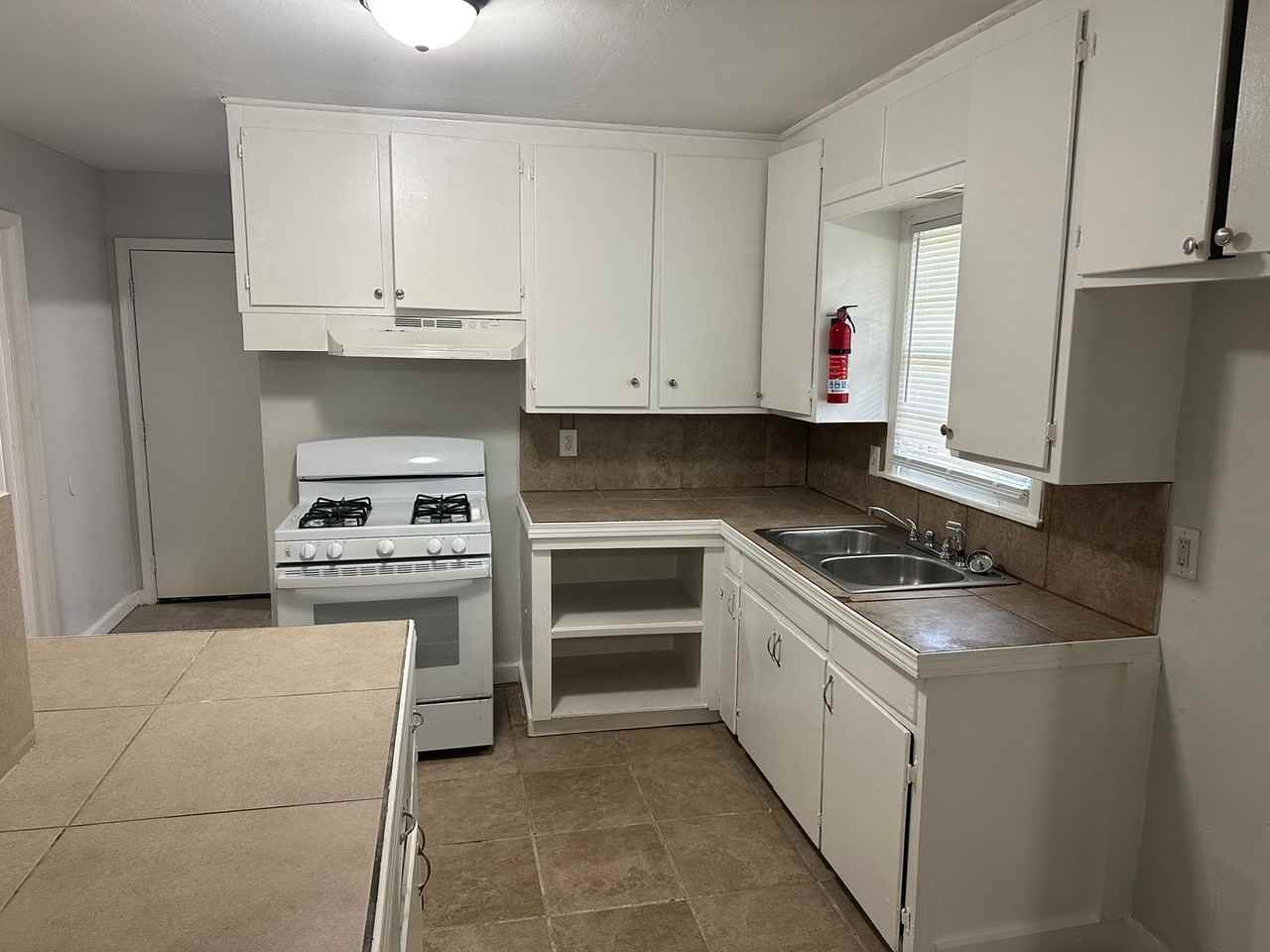 2748 Woodside Dr - Photo 3 of 12